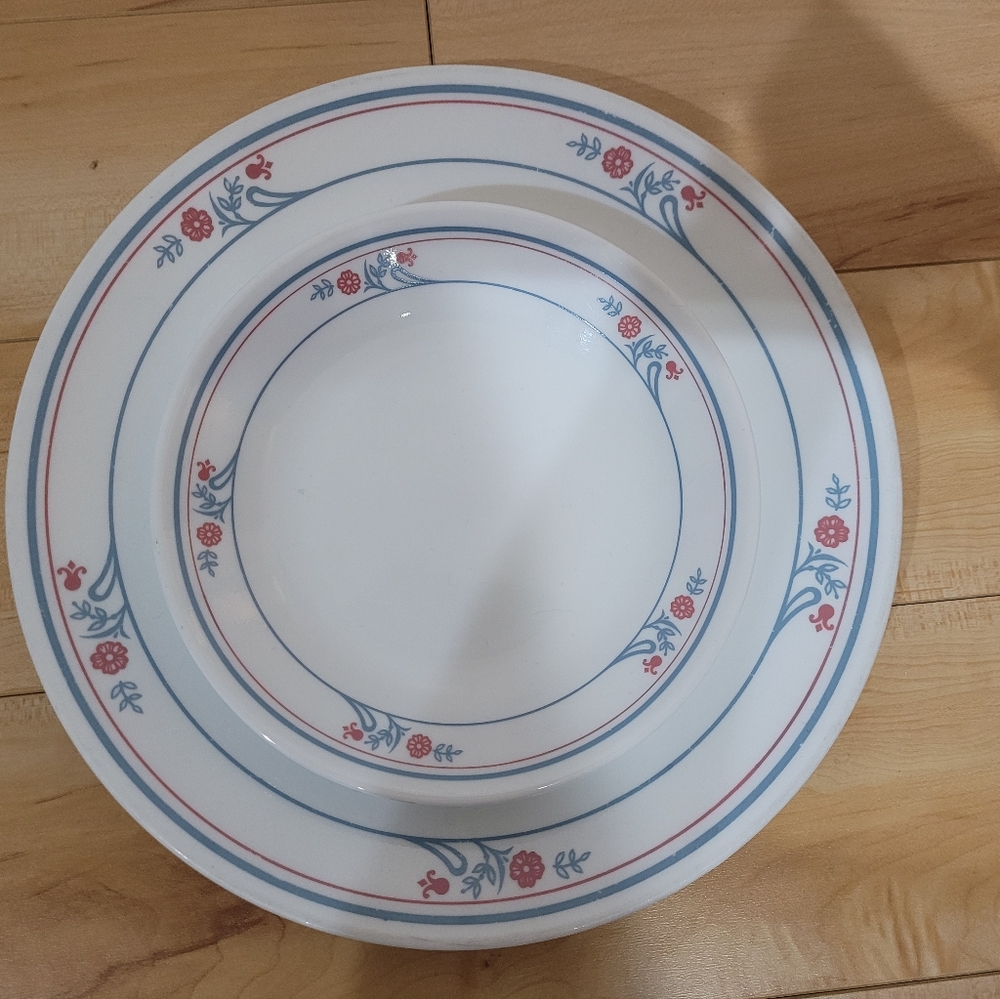 Corelle Prinston dishes, 2 large plates and 4 small plates